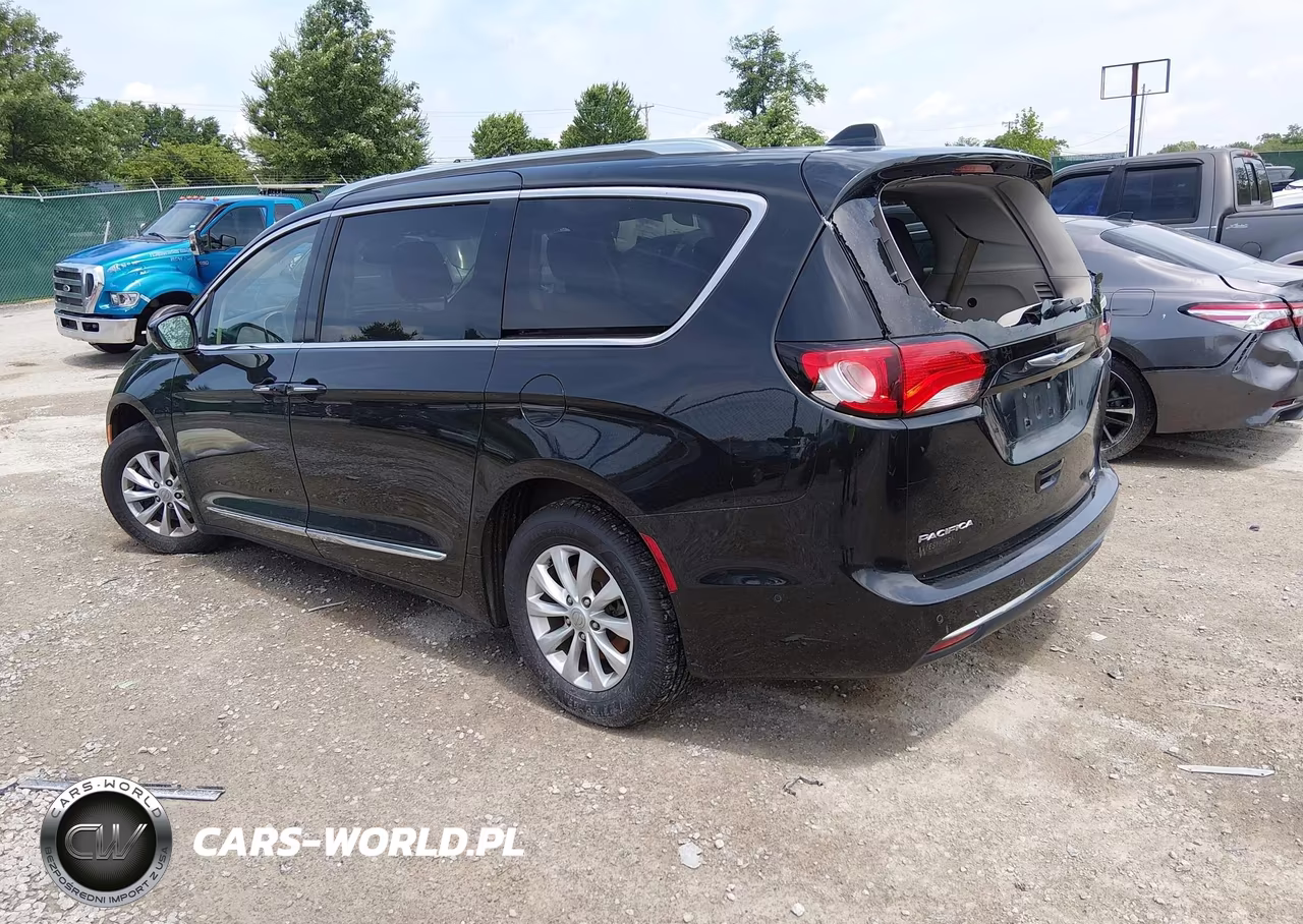 2018 Chrysler Pacifica Touring L VIN:2C4RC1BG9JR170945 - 3