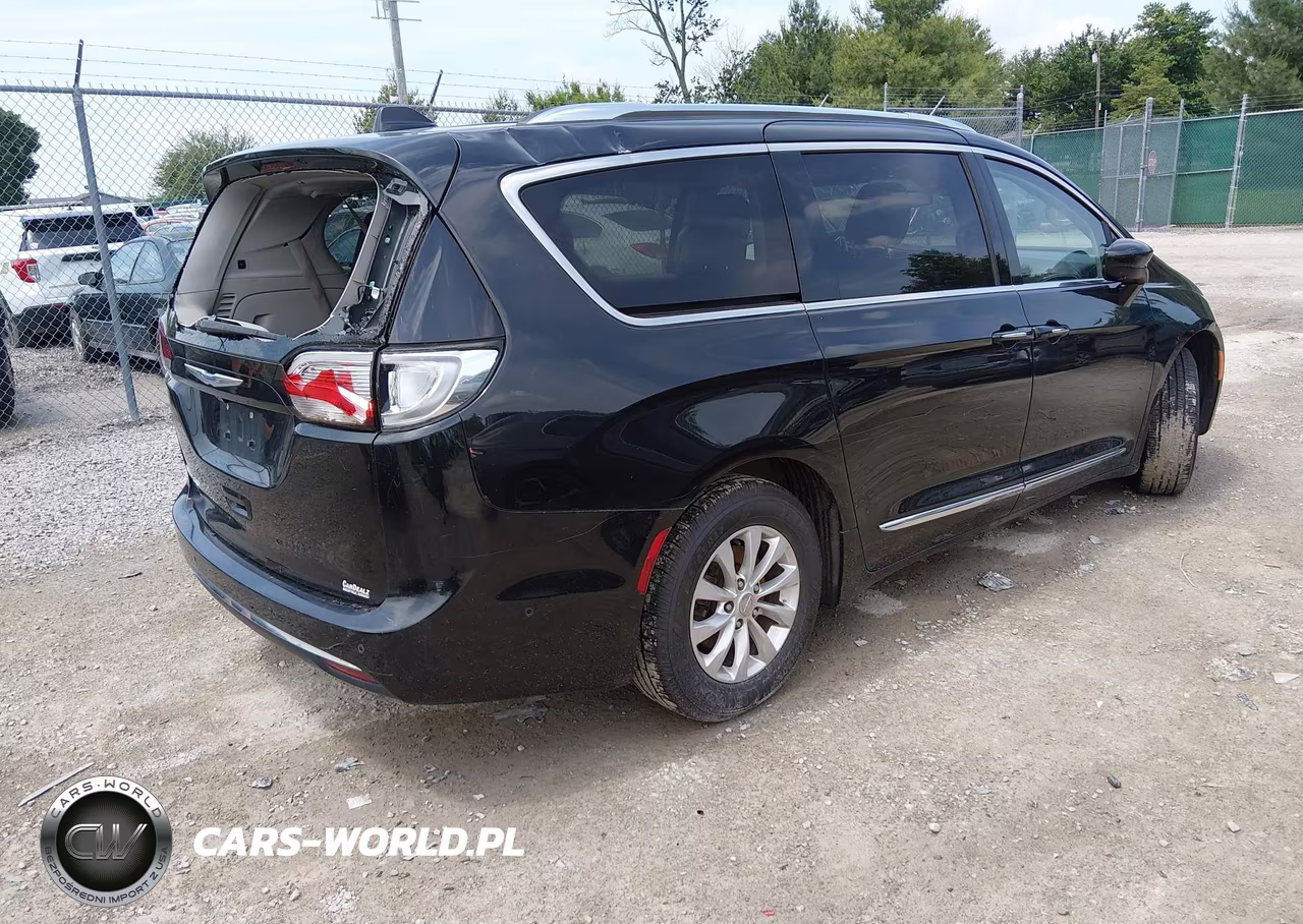 2018 Chrysler Pacifica Touring L VIN:2C4RC1BG9JR170945 - 4