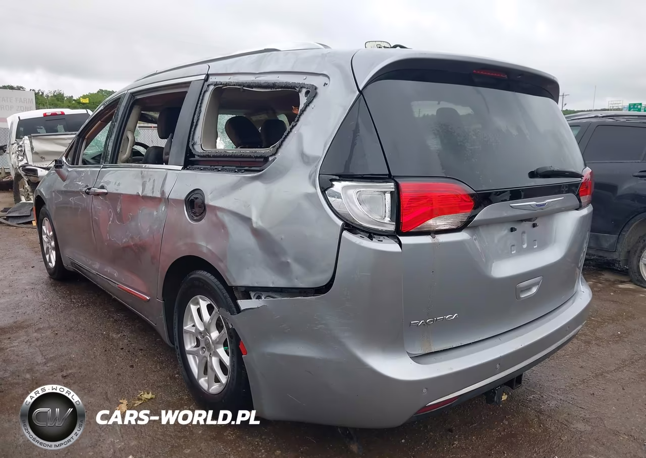 2020 Chrysler Pacifica Touring L VIN:2C4RC1BG4LR157233 - 3