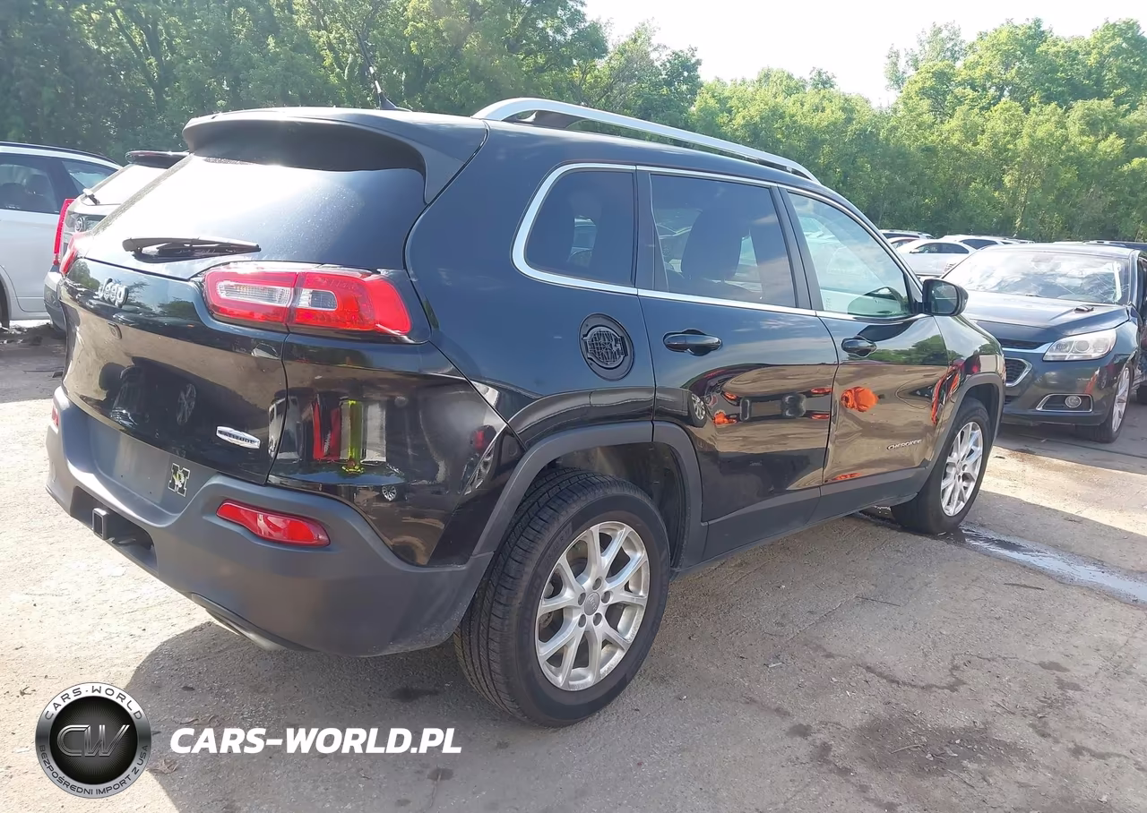 2015 Jeep Cherokee Latitude VIN:1C4PJLCS3FW525666 - 4