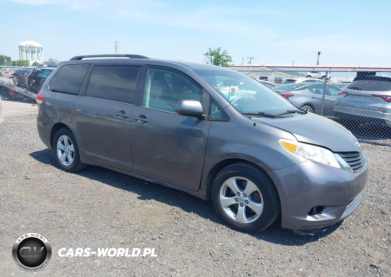 2013 Toyota Sienna Le V6 8 Passenger