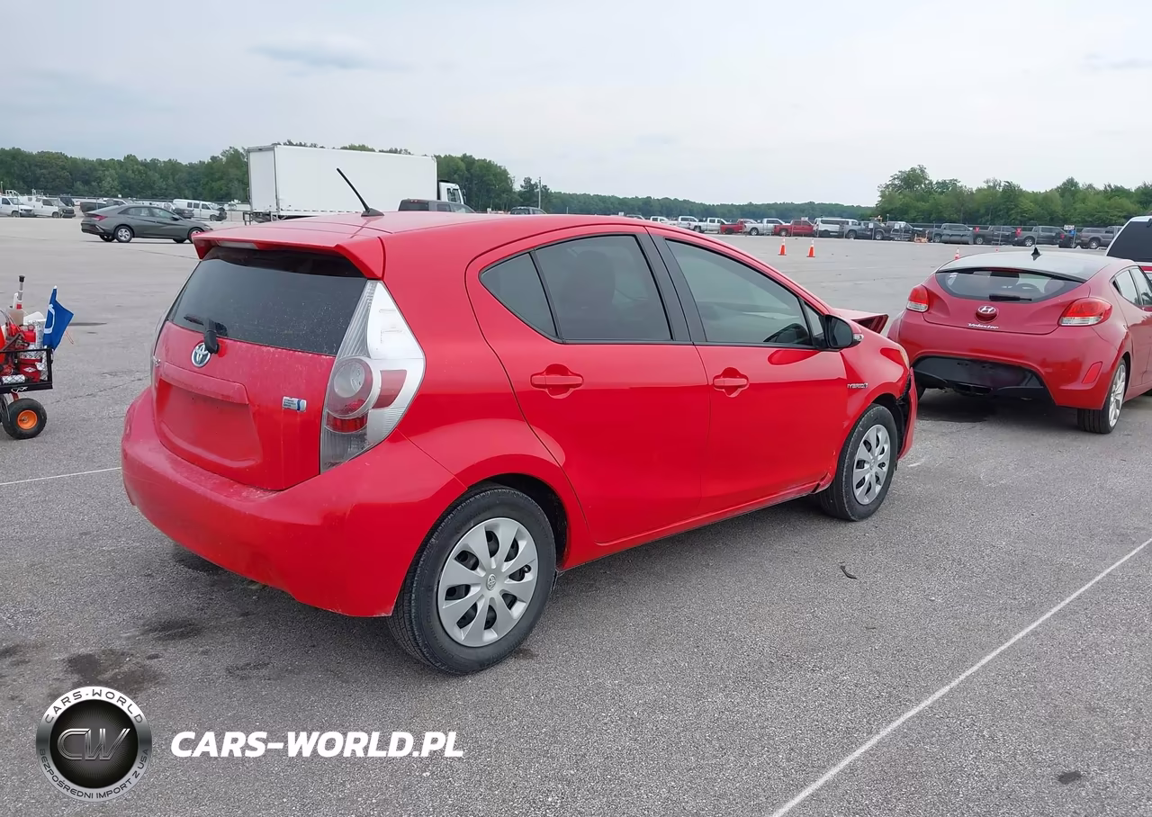 2014 Toyota Prius C Two VIN:JTDKDTB32E1565955 - 4