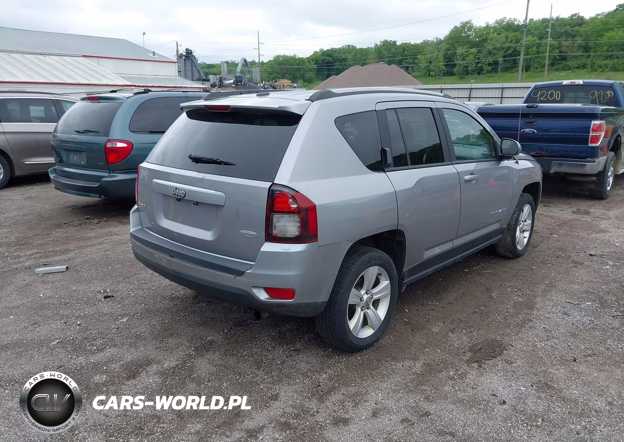 2016 Jeep Compass Latitude VIN:1C4NJDEB6GD637966 - 4