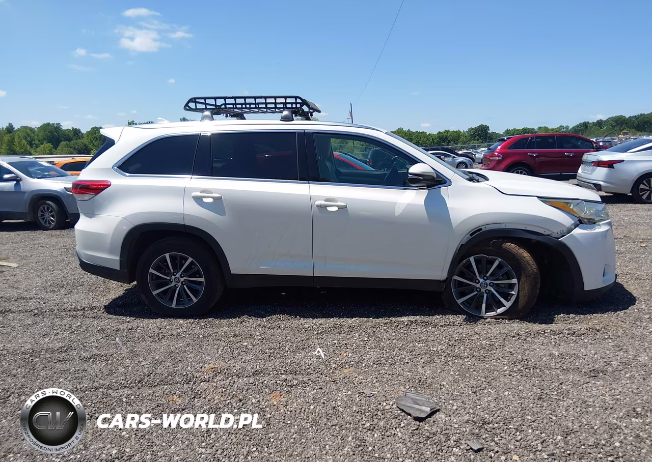 2019 Toyota Highlander Xle VIN:5TDKZRFH8KS569498 - 13