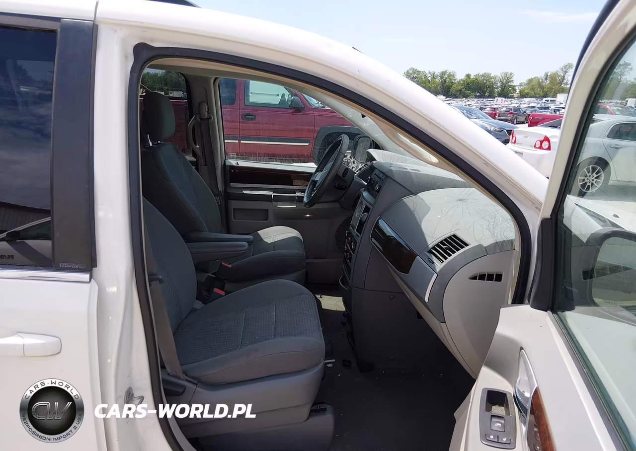 2010 Chrysler Town & Country Touring VIN:2A4RR5D15AR467798 - 5
