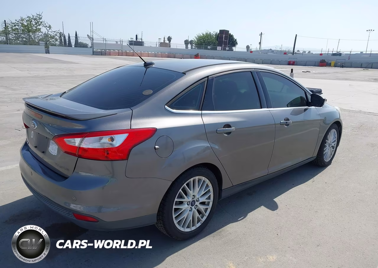 2014 Ford Focus Titanium VIN:1FADP3J27EL422129 - 4