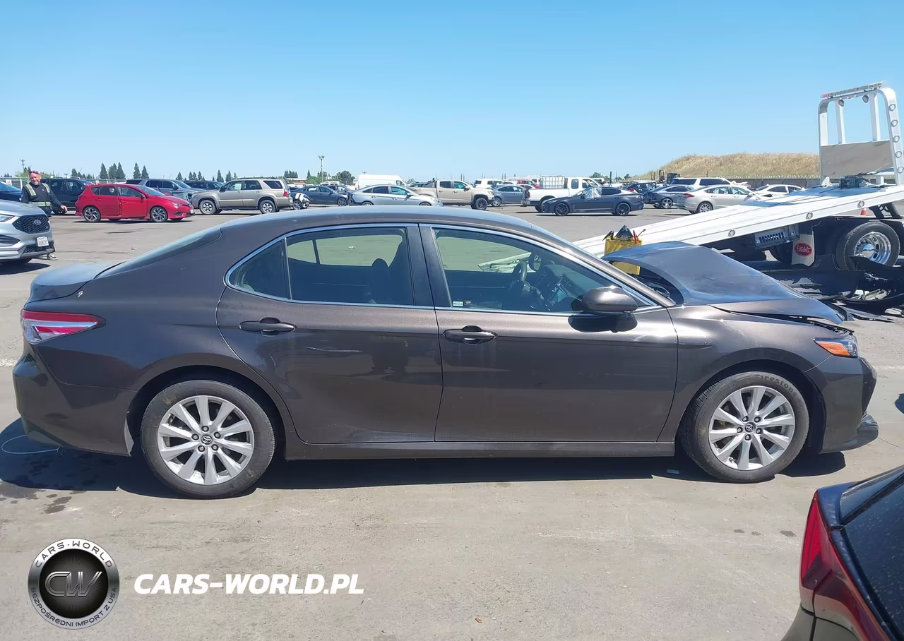 2018 Toyota Camry Le VIN:JTNB11HK0J3061913 - 14