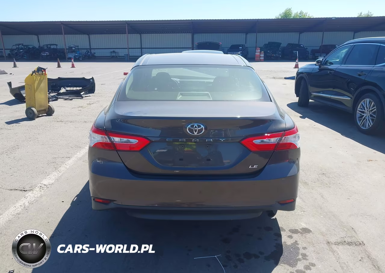 2018 Toyota Camry Le VIN:JTNB11HK0J3061913 - 17