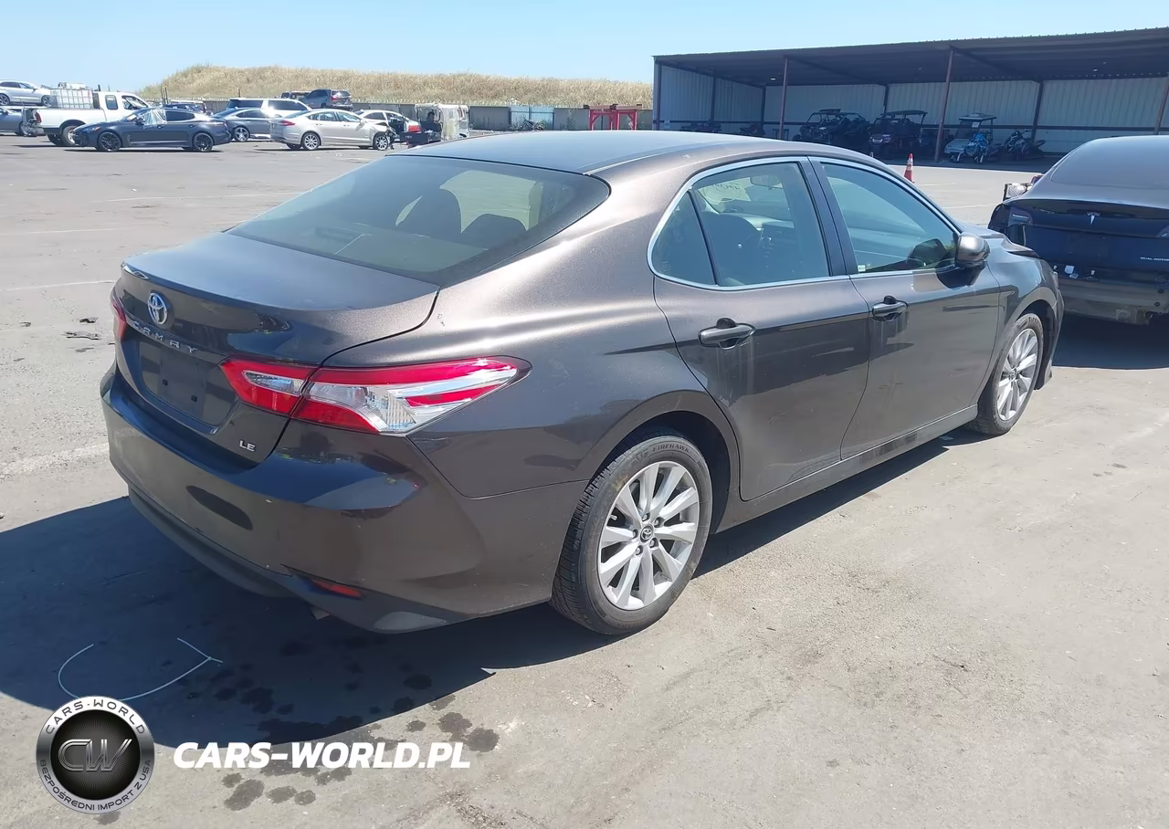 2018 Toyota Camry Le VIN:JTNB11HK0J3061913 - 4