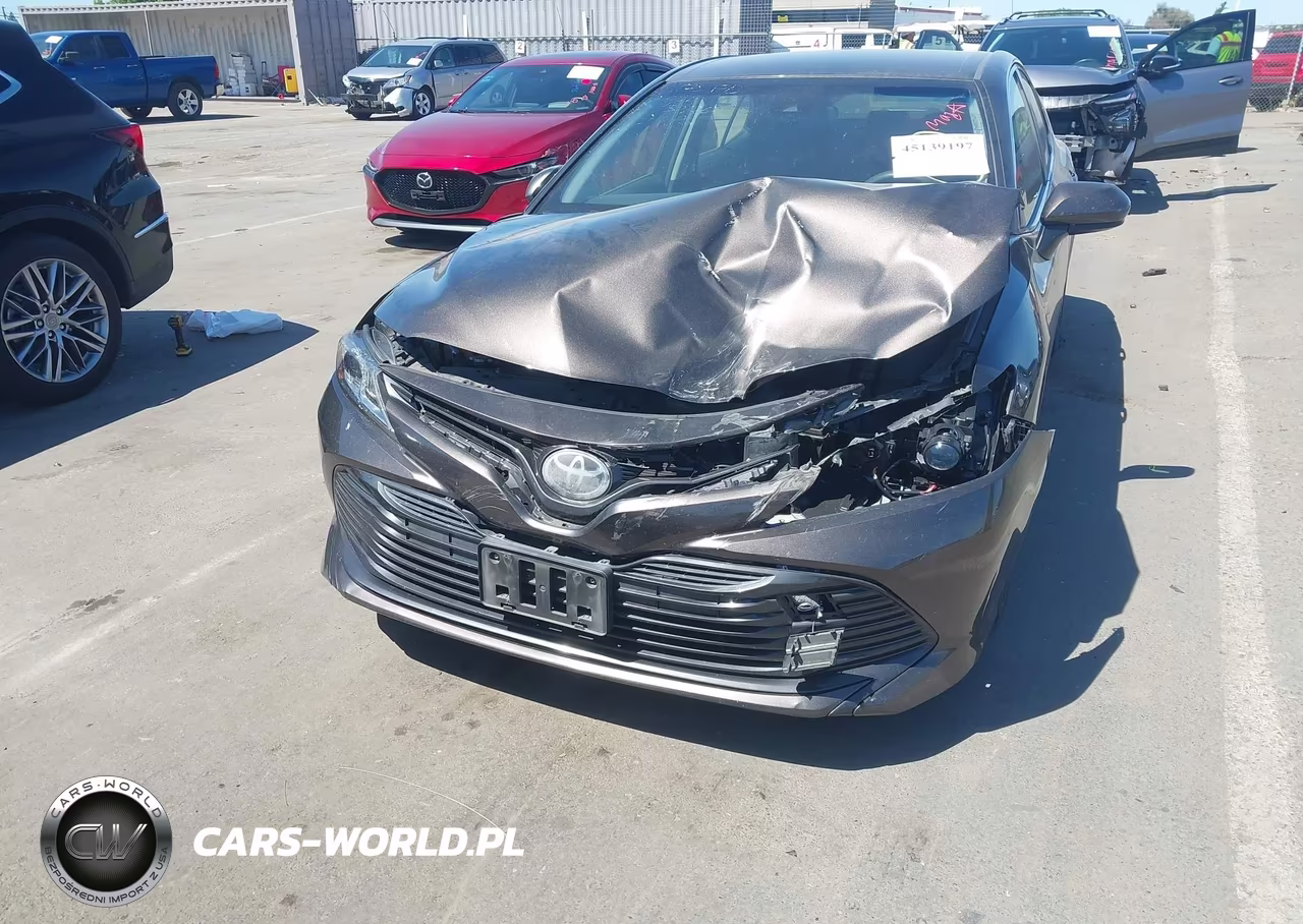 2018 Toyota Camry Le VIN:JTNB11HK0J3061913 - 6