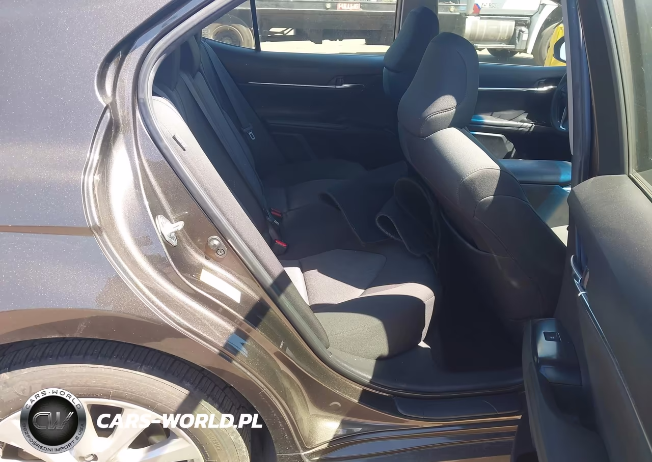 2018 Toyota Camry Le VIN:JTNB11HK0J3061913 - 8