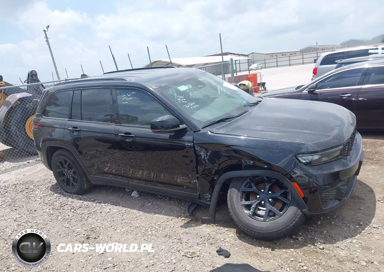 2025 Jeep Grand Cherokee Altitude 4X4 VIN:1C4RJHAG2S8656171 - 13