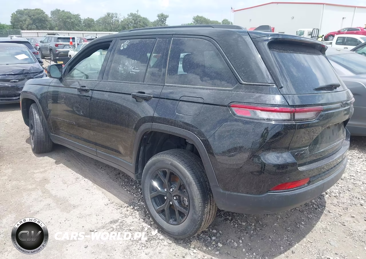 2025 Jeep Grand Cherokee Altitude 4X4 VIN:1C4RJHAG2S8656171 - 3