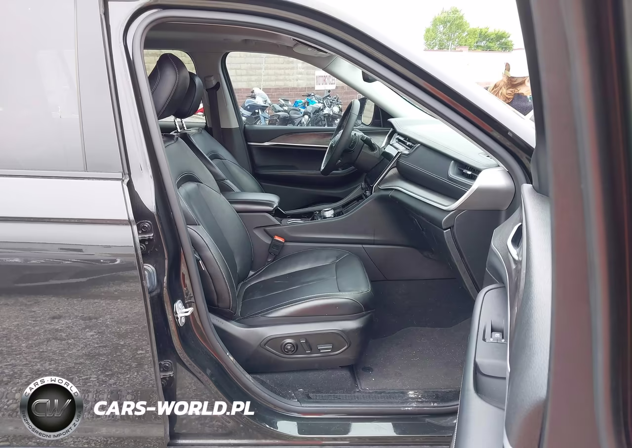 2023 Jeep Grand Cherokee L Limited 4X4 VIN:1C4RJKBG1P8782072 - 5