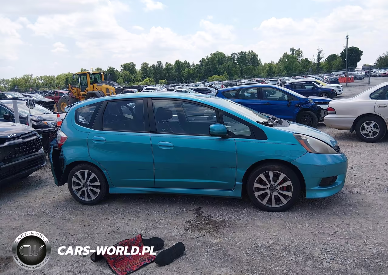 2013 Honda Fit Sport VIN:JHMGE8H54DC062437 - 13