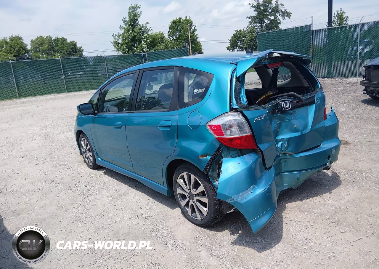 2013 Honda Fit Sport VIN:JHMGE8H54DC062437 - 3