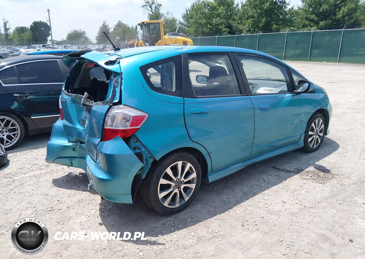 2013 Honda Fit Sport VIN:JHMGE8H54DC062437 - 4