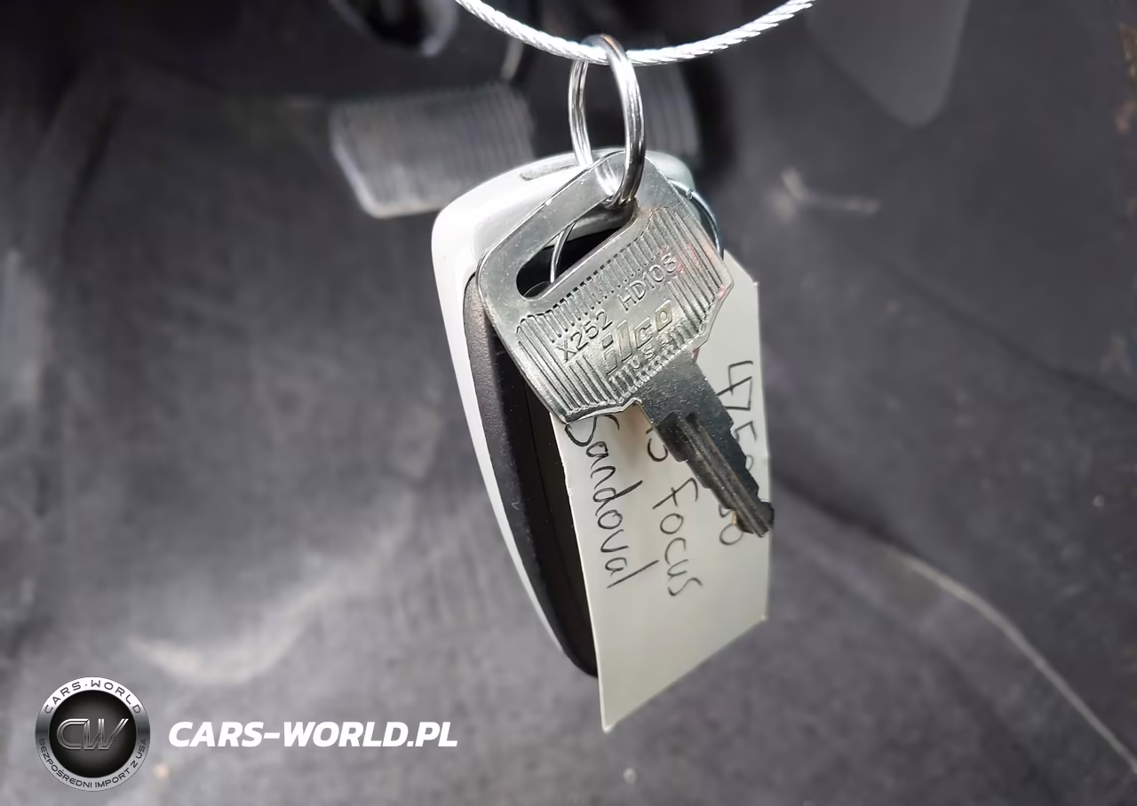 2015 Ford Focus Titanium VIN:1FADP3J21FL255199 - 11