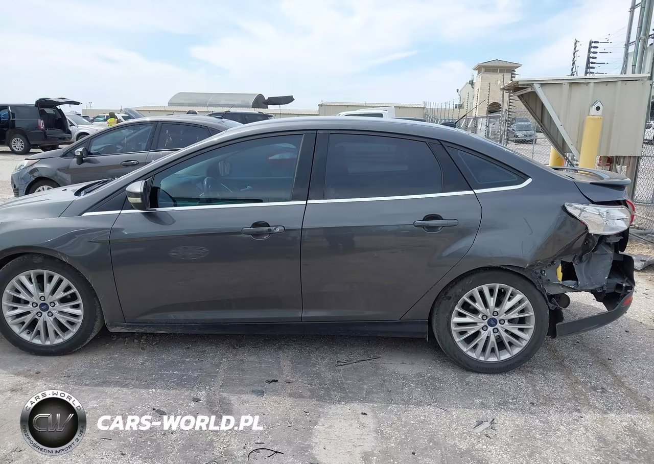 2015 Ford Focus Titanium VIN:1FADP3J21FL255199 - 14