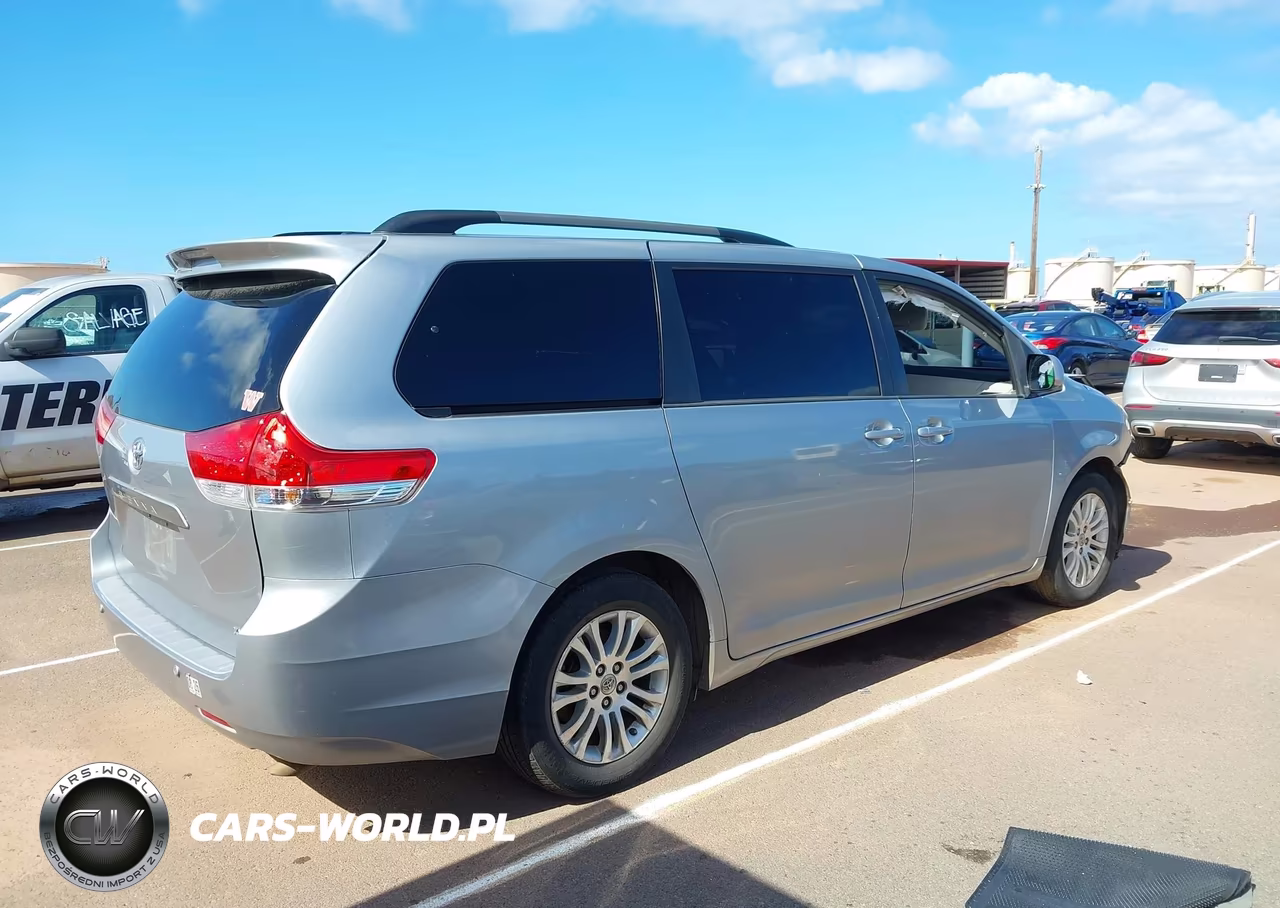 2014 Toyota Sienna Xle V6 7 Passenger Auto Access Seat-Xle V6 8 Passenger VIN:5TDYK3DC1ES481299 - 4