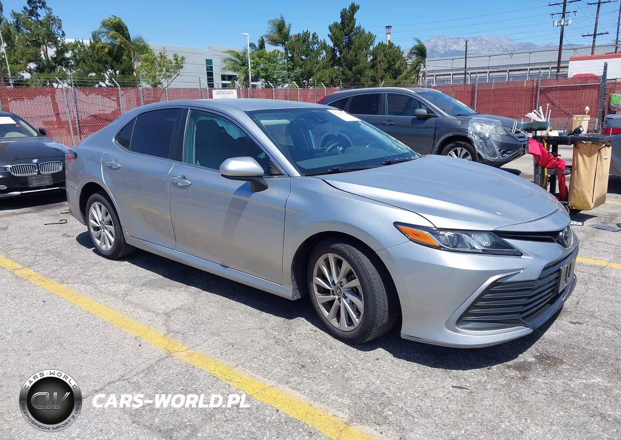 2022 Toyota Camry Le – zdjęcie 1 z 17