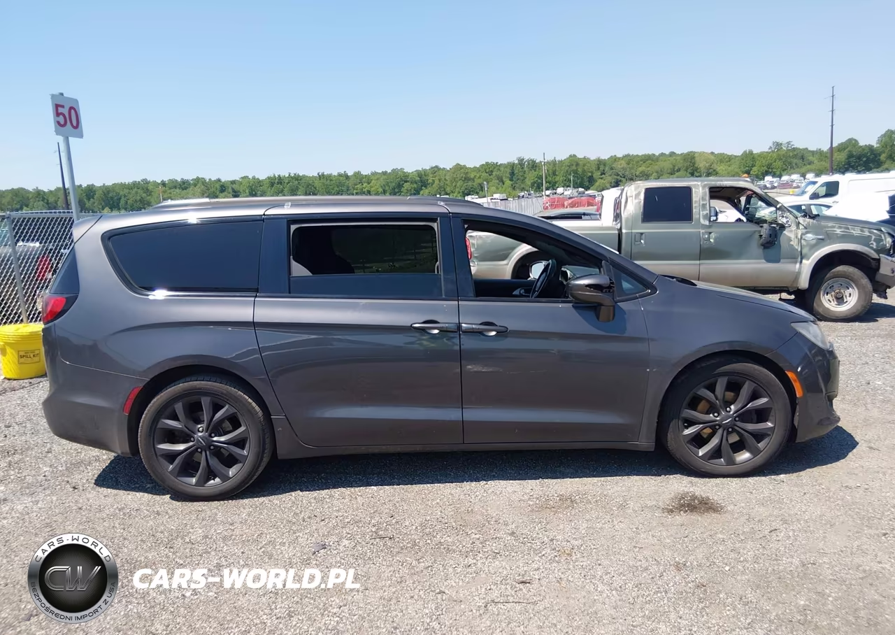 2018 Chrysler Pacifica Touring Plus VIN:2C4RC1FG1JR317317 - 13