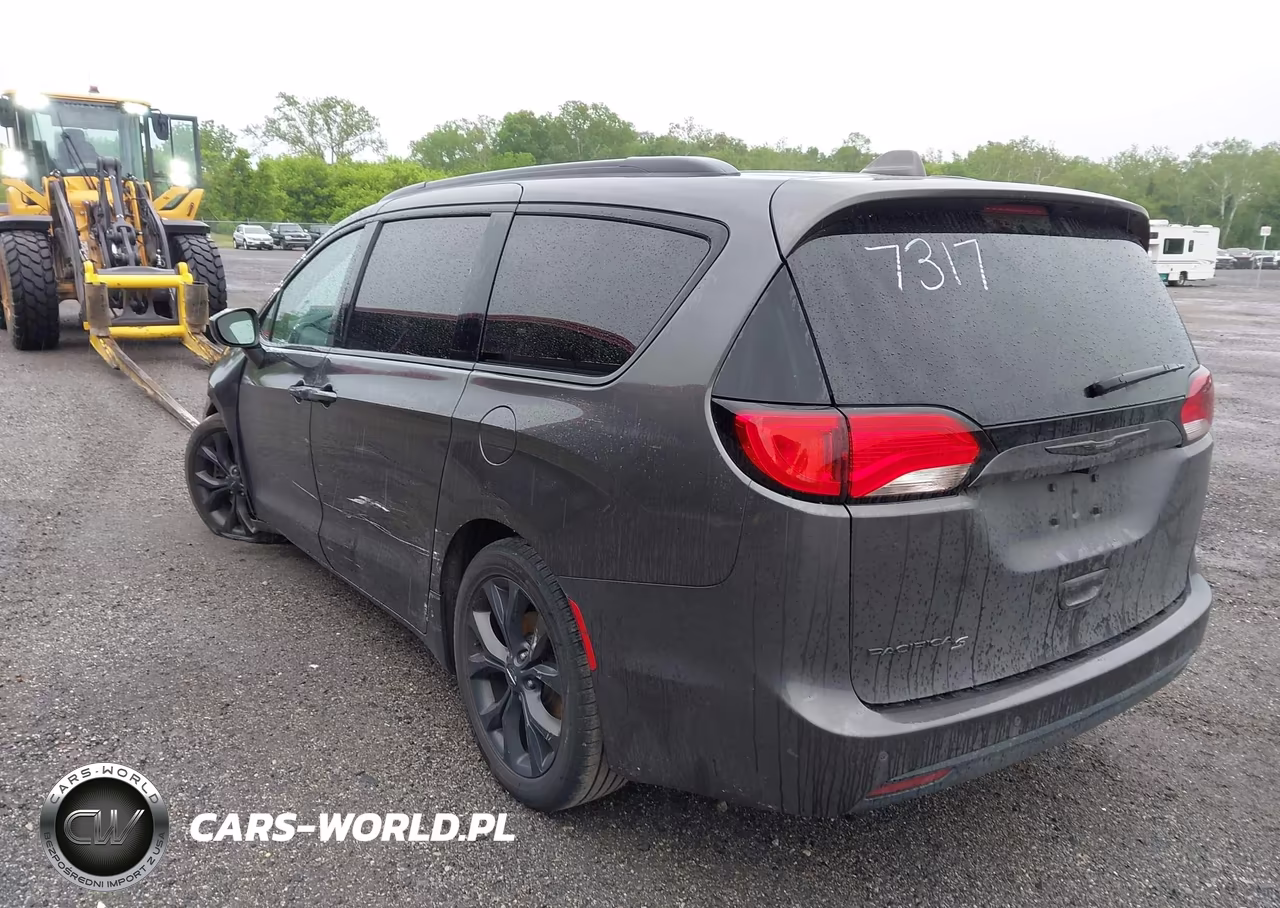 2018 Chrysler Pacifica Touring Plus VIN:2C4RC1FG1JR317317 - 3