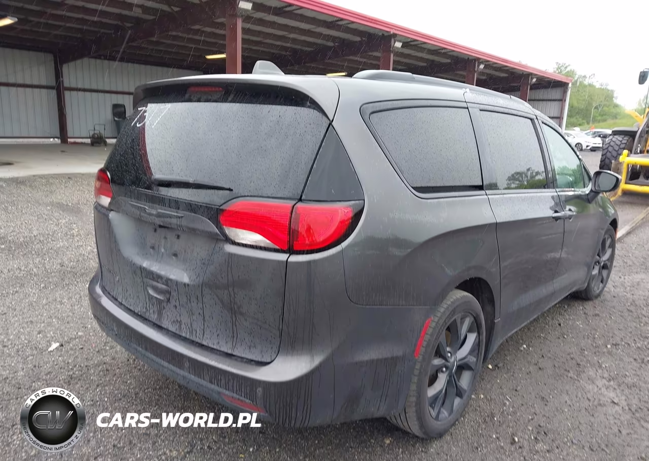 2018 Chrysler Pacifica Touring Plus VIN:2C4RC1FG1JR317317 - 4
