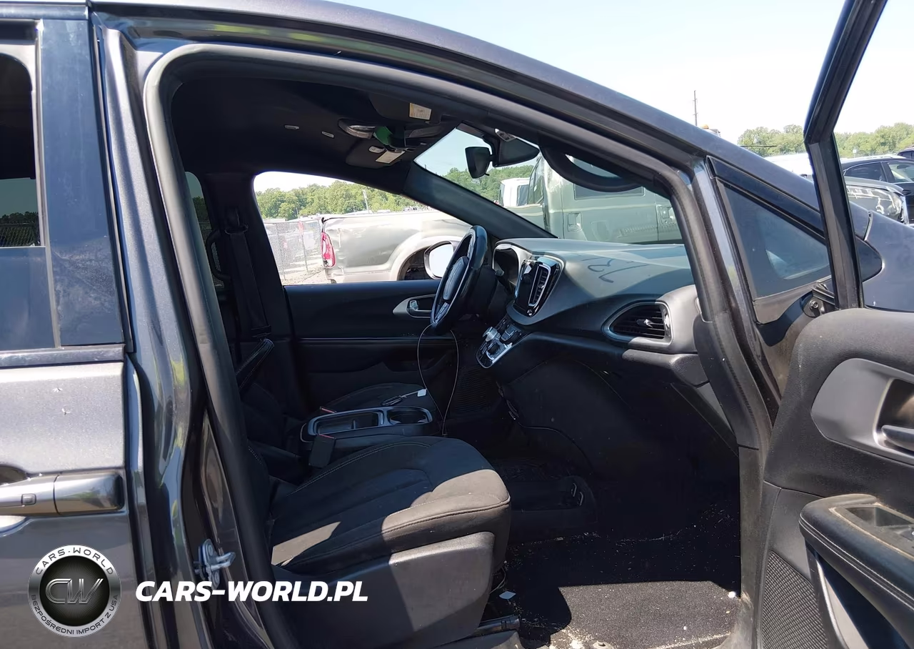 2018 Chrysler Pacifica Touring Plus VIN:2C4RC1FG1JR317317 - 5