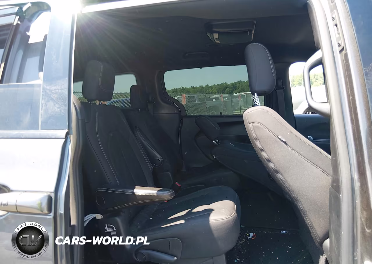 2018 Chrysler Pacifica Touring Plus VIN:2C4RC1FG1JR317317 - 8