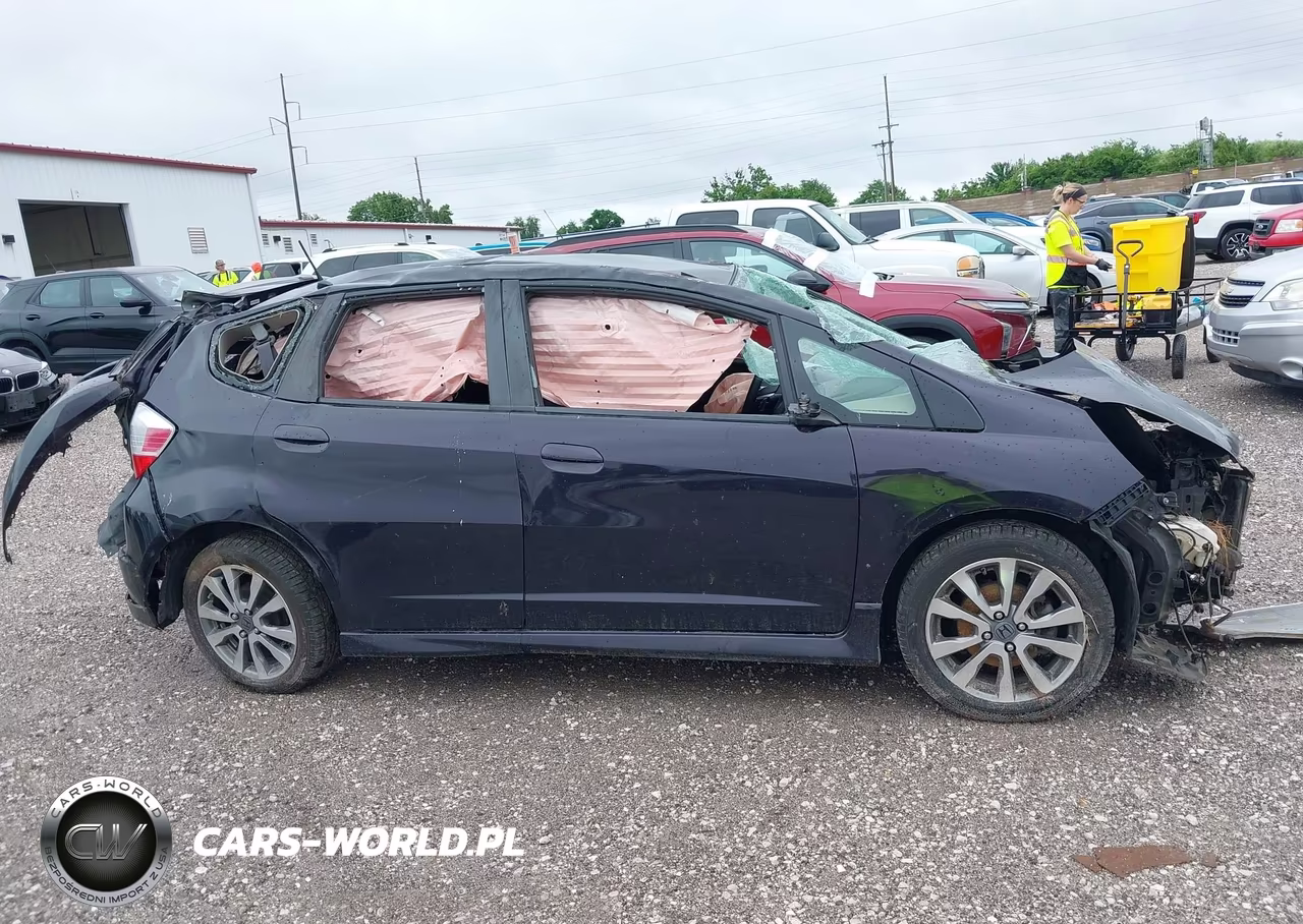 2013 Honda Fit Sport VIN:JHMGE8H57DC061010 - 12