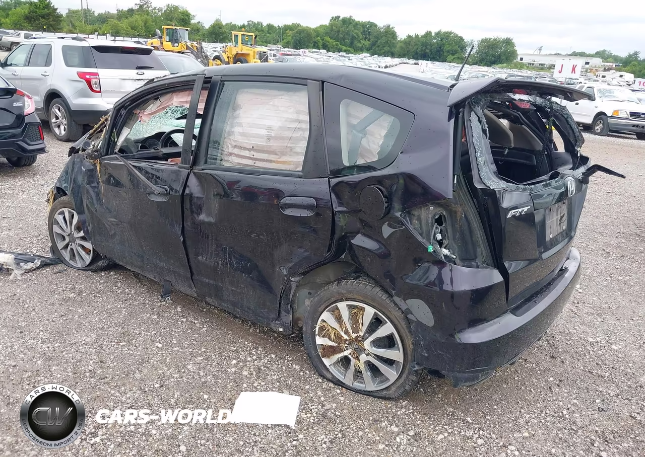 2013 Honda Fit Sport VIN:JHMGE8H57DC061010 - 3