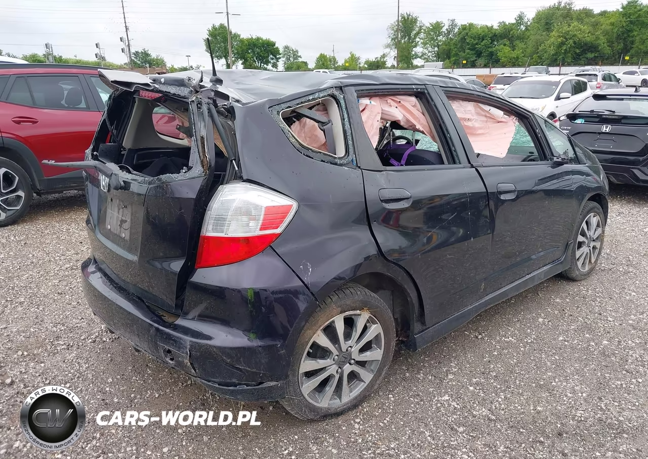 2013 Honda Fit Sport VIN:JHMGE8H57DC061010 - 4
