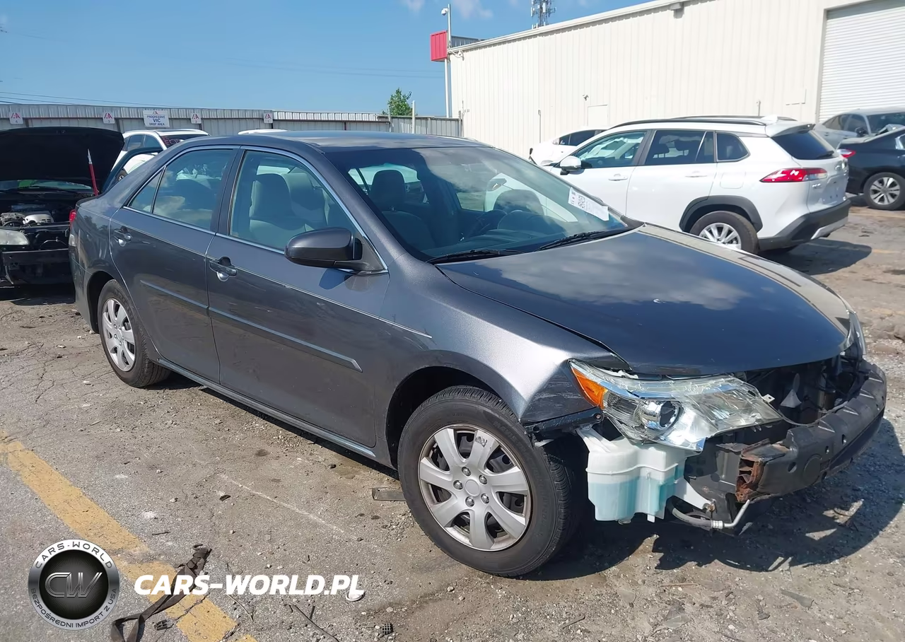 2014 Toyota Camry Le – zdjęcie 1 z 16