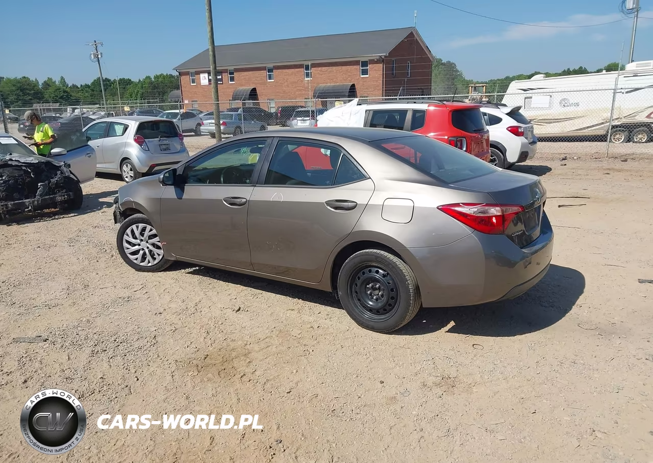 2017 Toyota Corolla Le VIN:2T1BURHE5HC909080 - 3