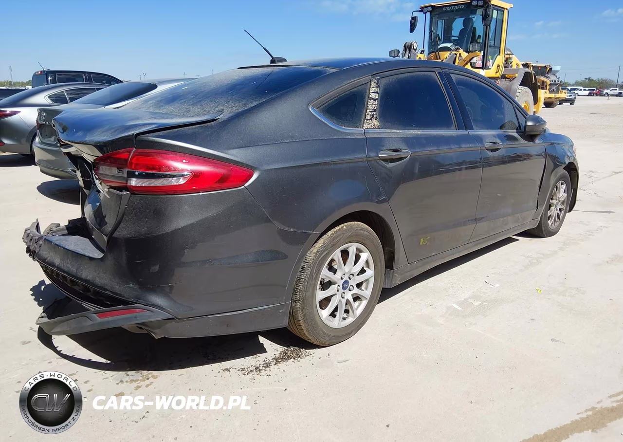 2017 Ford Fusion S VIN:3FA6P0G70HR301474 - 4