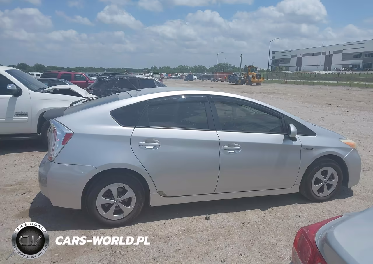 2013 Toyota Prius Two VIN:JTDKN3DU5D5627035 - 14