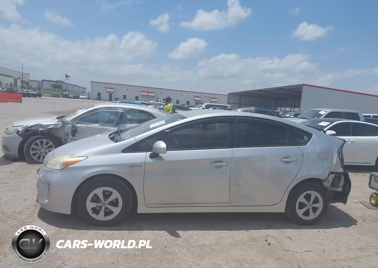 2013 Toyota Prius Two VIN:JTDKN3DU5D5627035 - 15