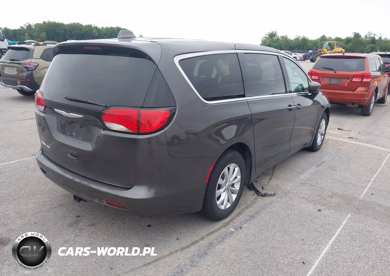 2017 Chrysler Pacifica Touring VIN:2C4RC1DGXHR507856 - 4