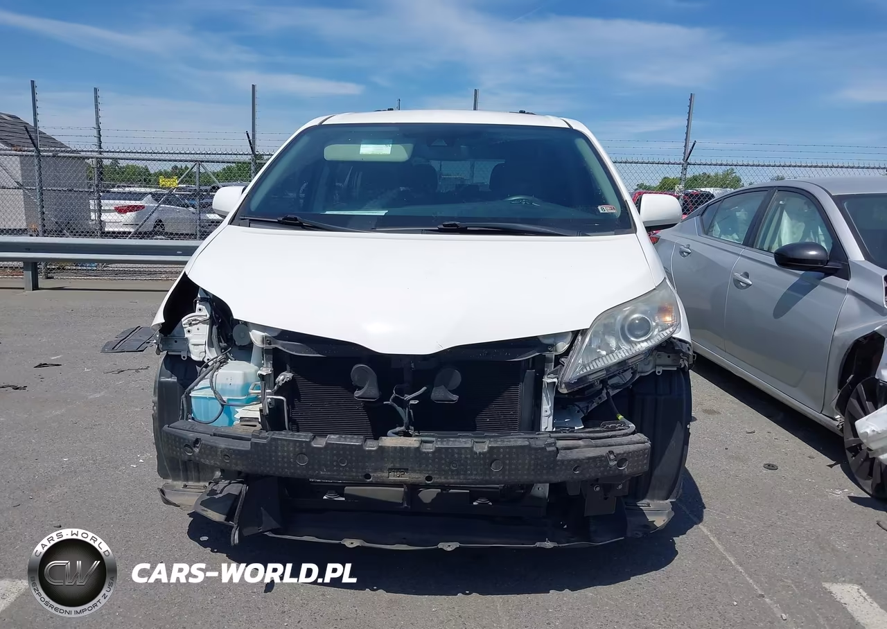 2018 Toyota Sienna Le 7 Passenger VIN:5TDJZ3DC3JS202605 - 12