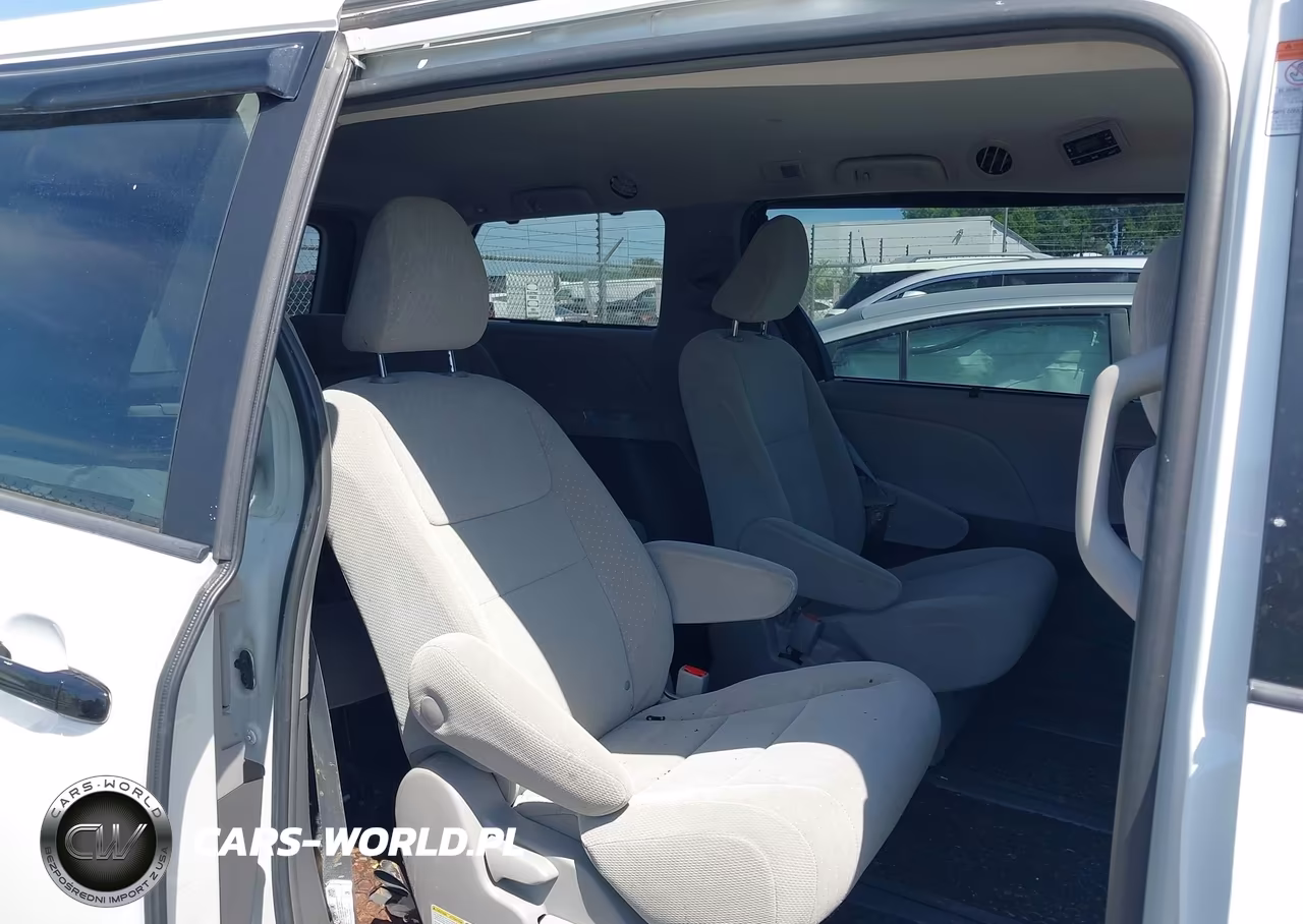 2018 Toyota Sienna Le 7 Passenger VIN:5TDJZ3DC3JS202605 - 8