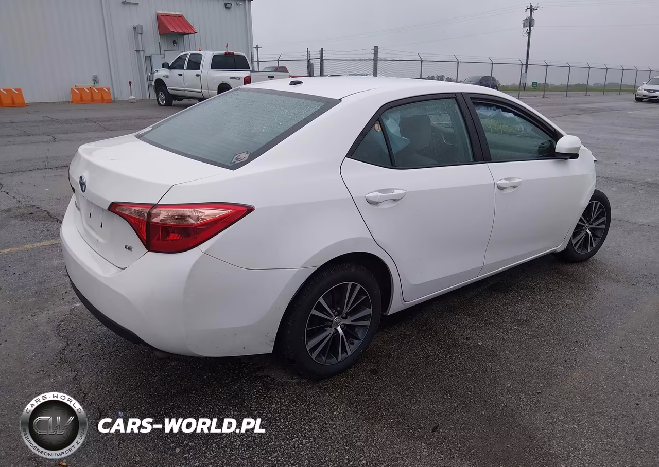 2018 Toyota Corolla Le VIN:5YFBURHE5JP843829 - 4