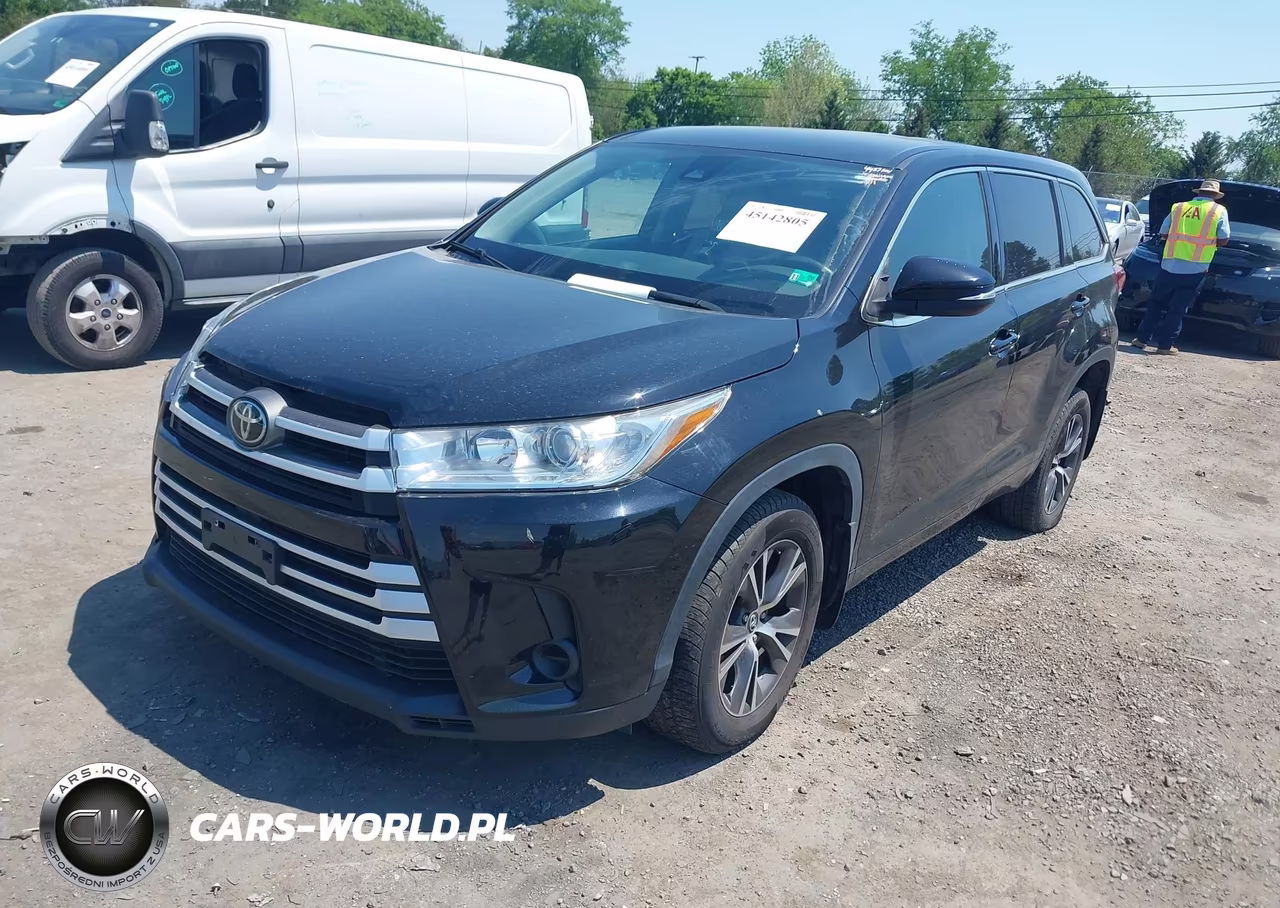 2018 Toyota Highlander Le VIN:5TDBZRFH9JS870330 - 2