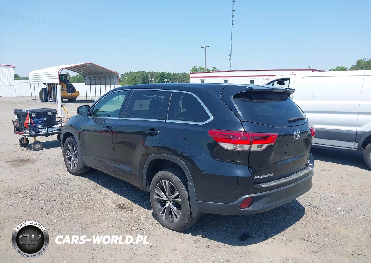 2018 Toyota Highlander Le VIN:5TDBZRFH9JS870330 - 3