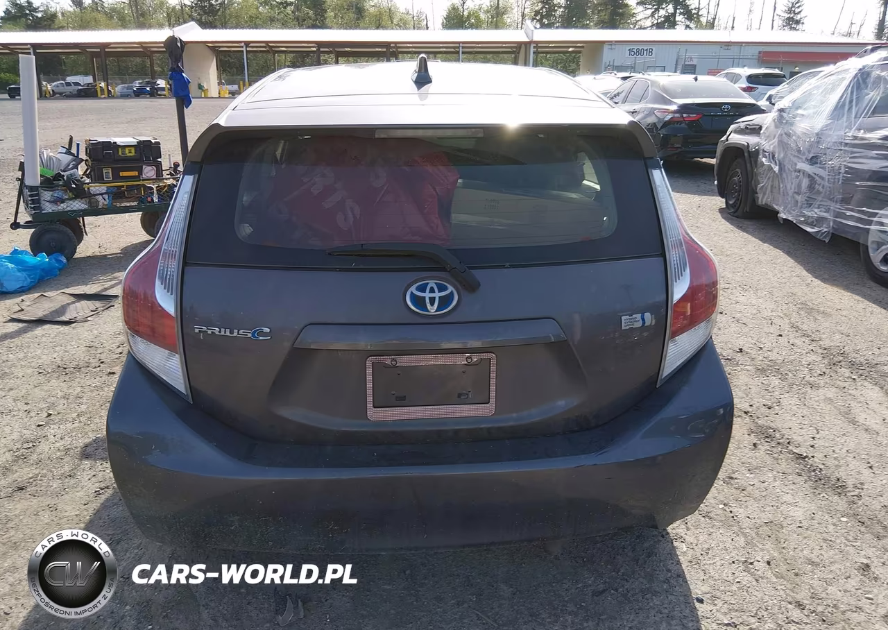 2015 Toyota Prius C Three VIN:JTDKDTB34F1094537 - 17