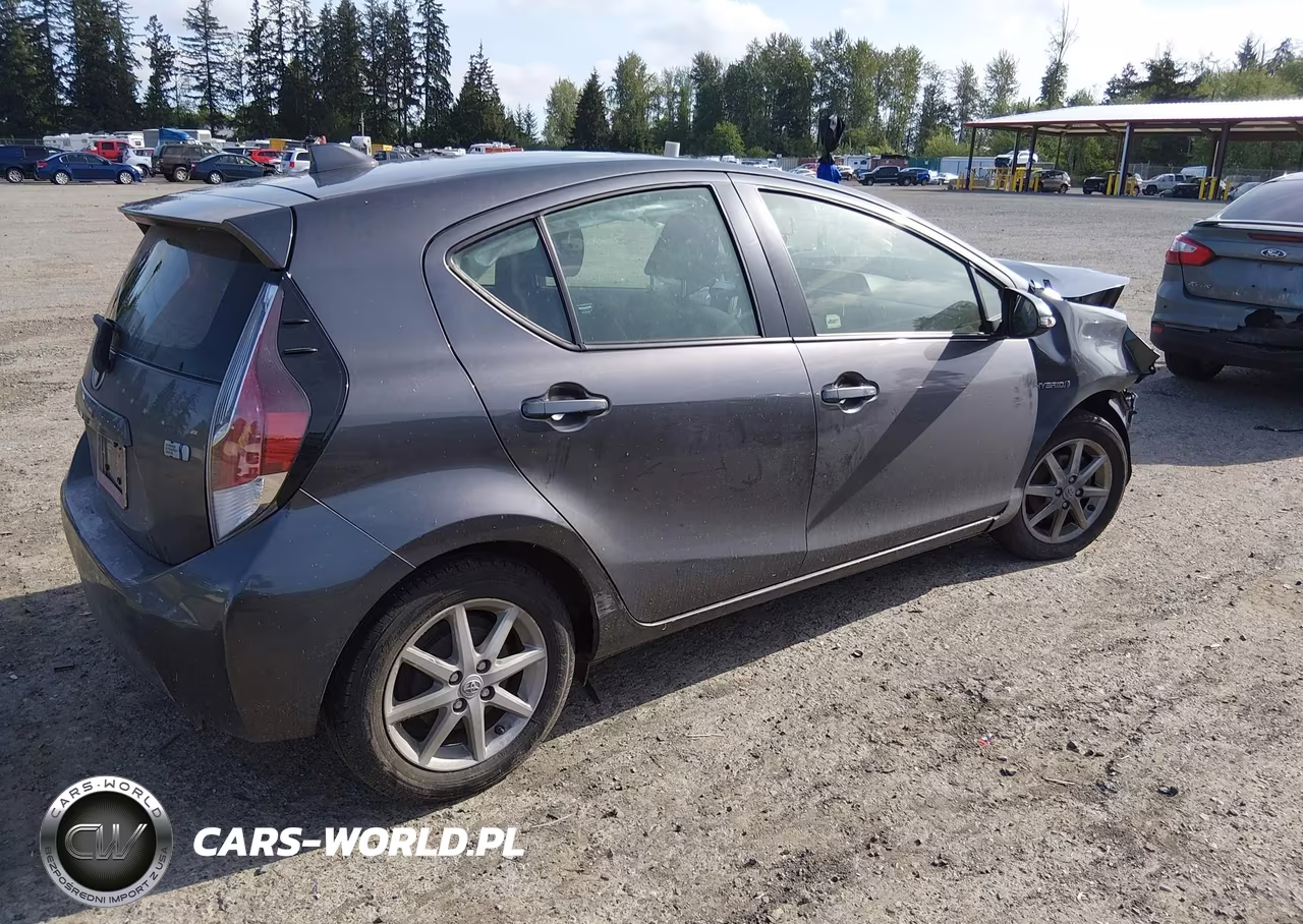 2015 Toyota Prius C Three VIN:JTDKDTB34F1094537 - 4