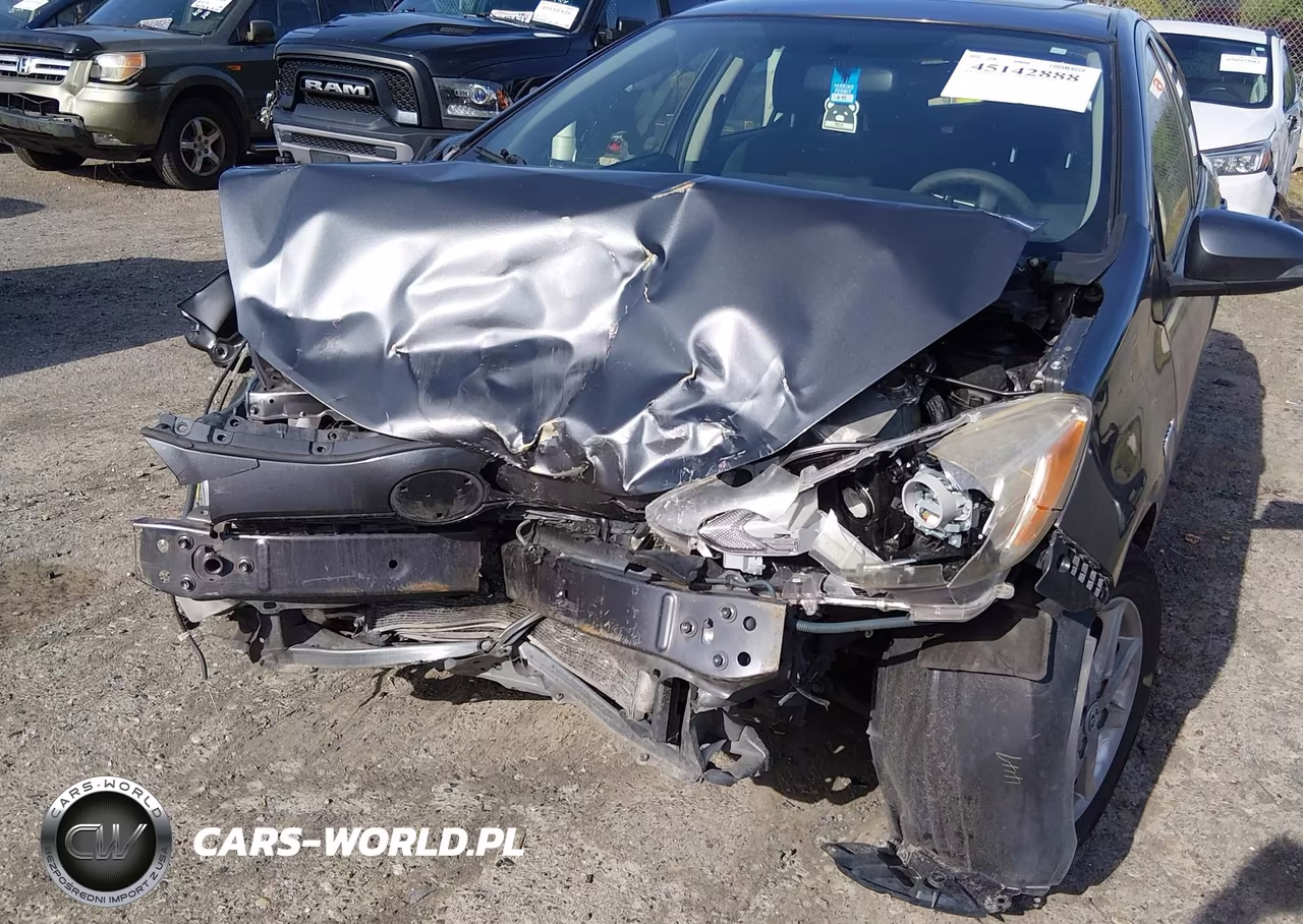 2015 Toyota Prius C Three VIN:JTDKDTB34F1094537 - 6