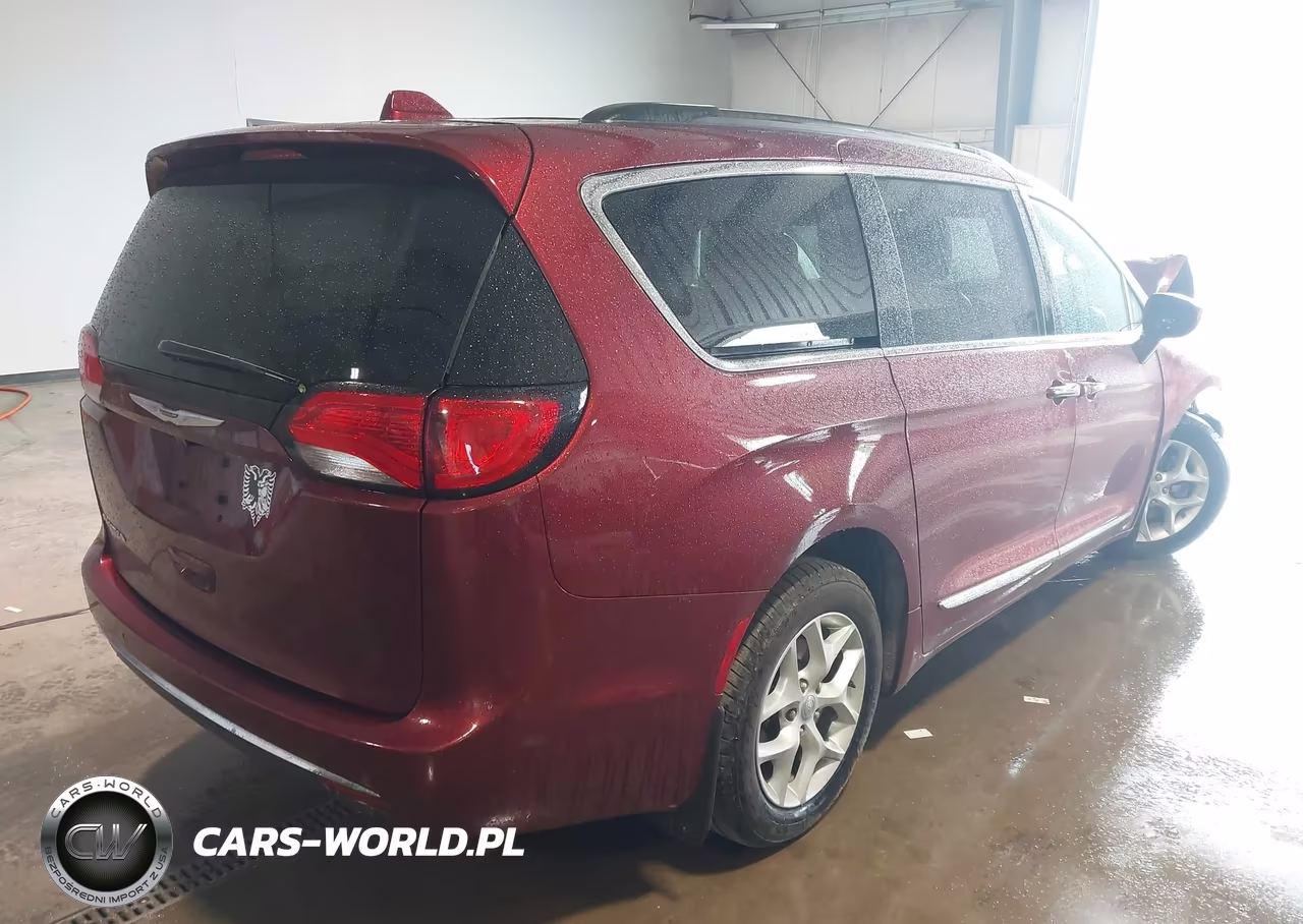 2017 Chrysler Pacifica Touring-L VIN:2C4RC1BG5HR528827 - 4