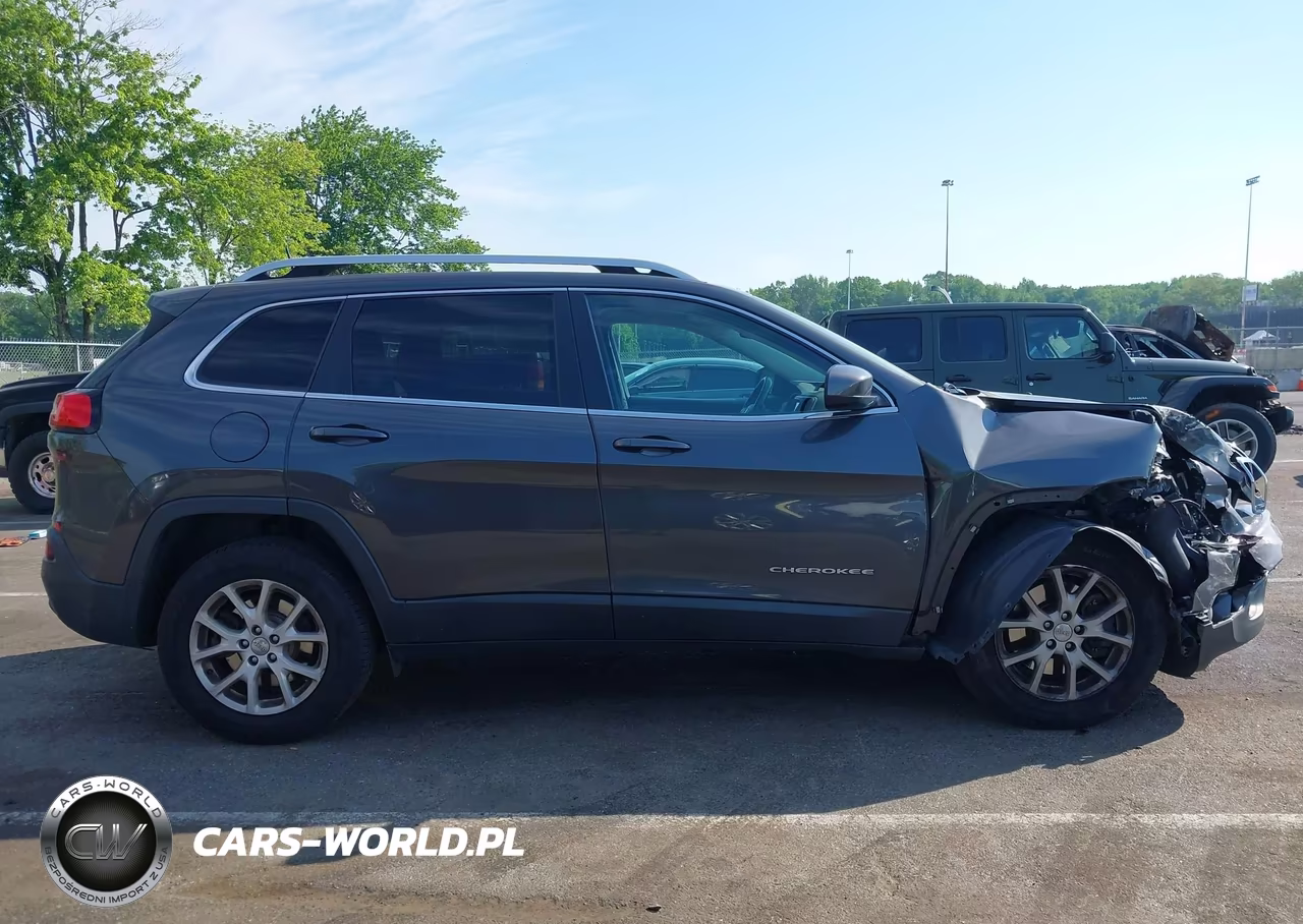 2017 Jeep Cherokee Latitude 4X4 VIN:1C4PJMCS2HW588637 - 13