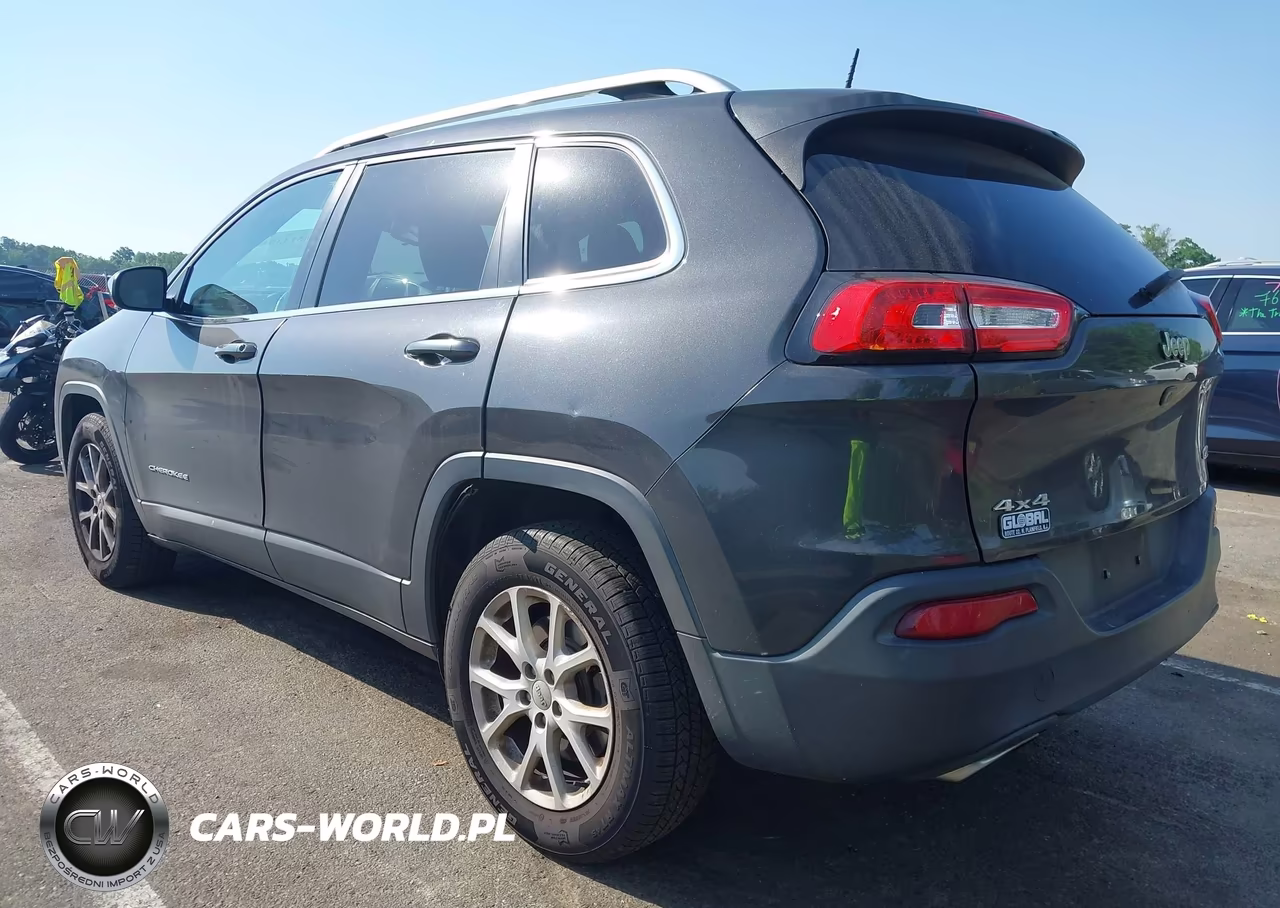 2017 Jeep Cherokee Latitude 4X4 VIN:1C4PJMCS2HW588637 - 3